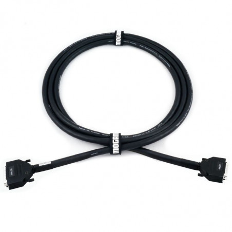 Czarny kabel z dwoma złączami do połączeń