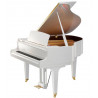 Białe fortepiano stojące z otwartą pokrywą