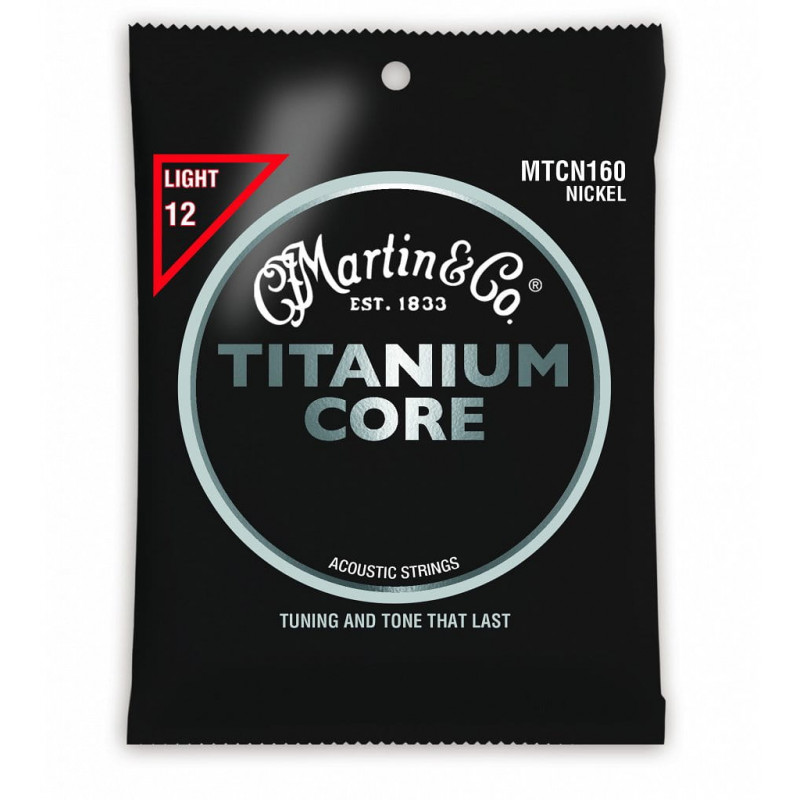 Opakowanie strun do gitary akustycznej firmy Martin & Co.  Opakowanie jest czarne, z białym napisem 'TITANIUM CORE'.